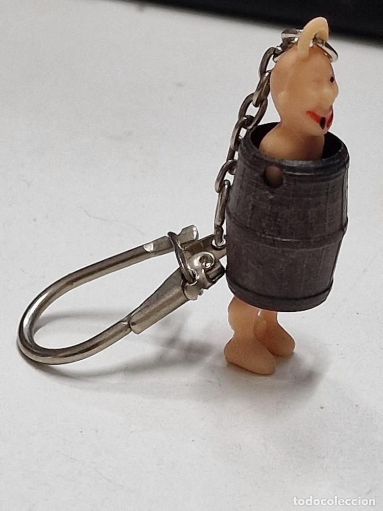 Collectionnisme de portes-cl&eacute;s: Llavero: hombre dentro de un barril