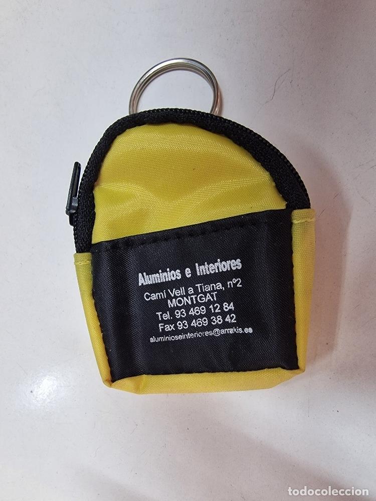 Coleccionismo de llaveros: Llavero: Mochila amarilla/negra. Aluminios e Interiores (Montgat)