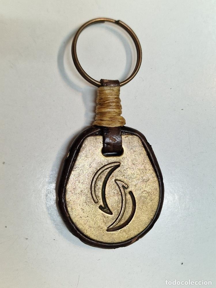 Colecionismo de porta-chaves: Llavero/colgante de metal y cuero con grabado de dos medias lunas