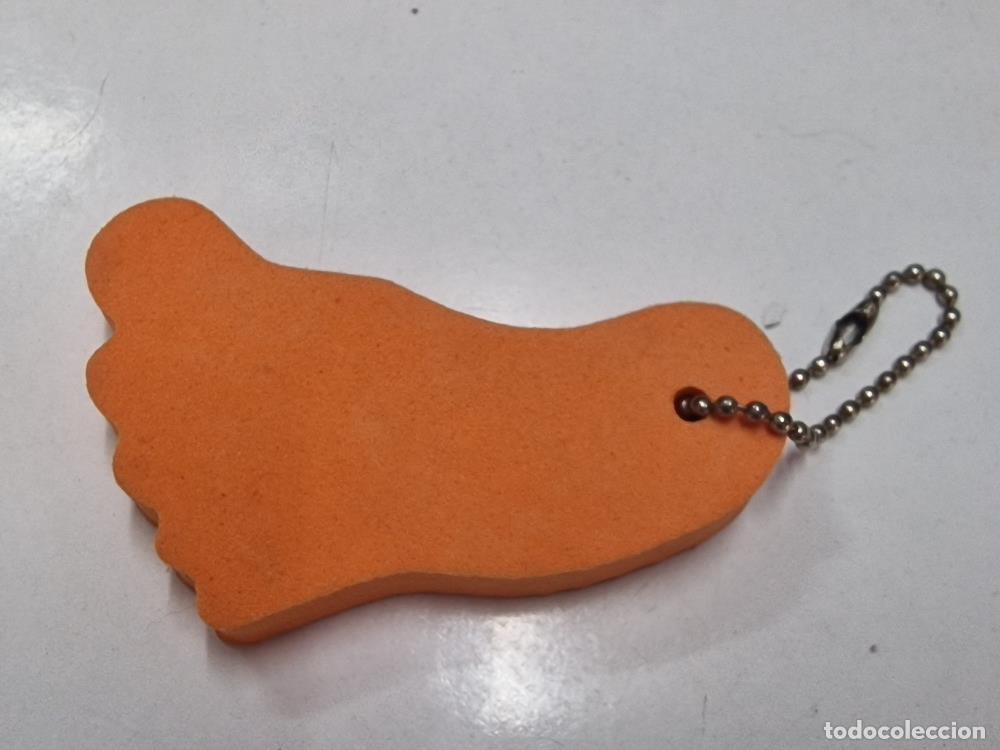 Collection of Keychains: Llavero: con forma de pie (le falta la argolla/aro)
