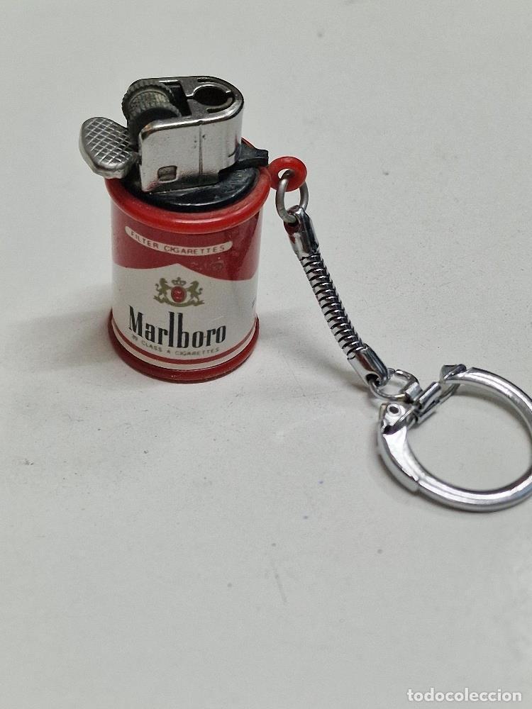 Coleccionismo de llaveros: Llavero: con forma de mechero marca Marlboro (no tiene llama es solo un llavero)