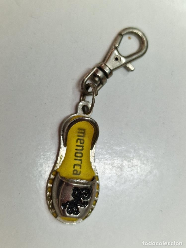 Coleccionismo de llaveros: Llavero: Sandalia de color amarillo, Menorca