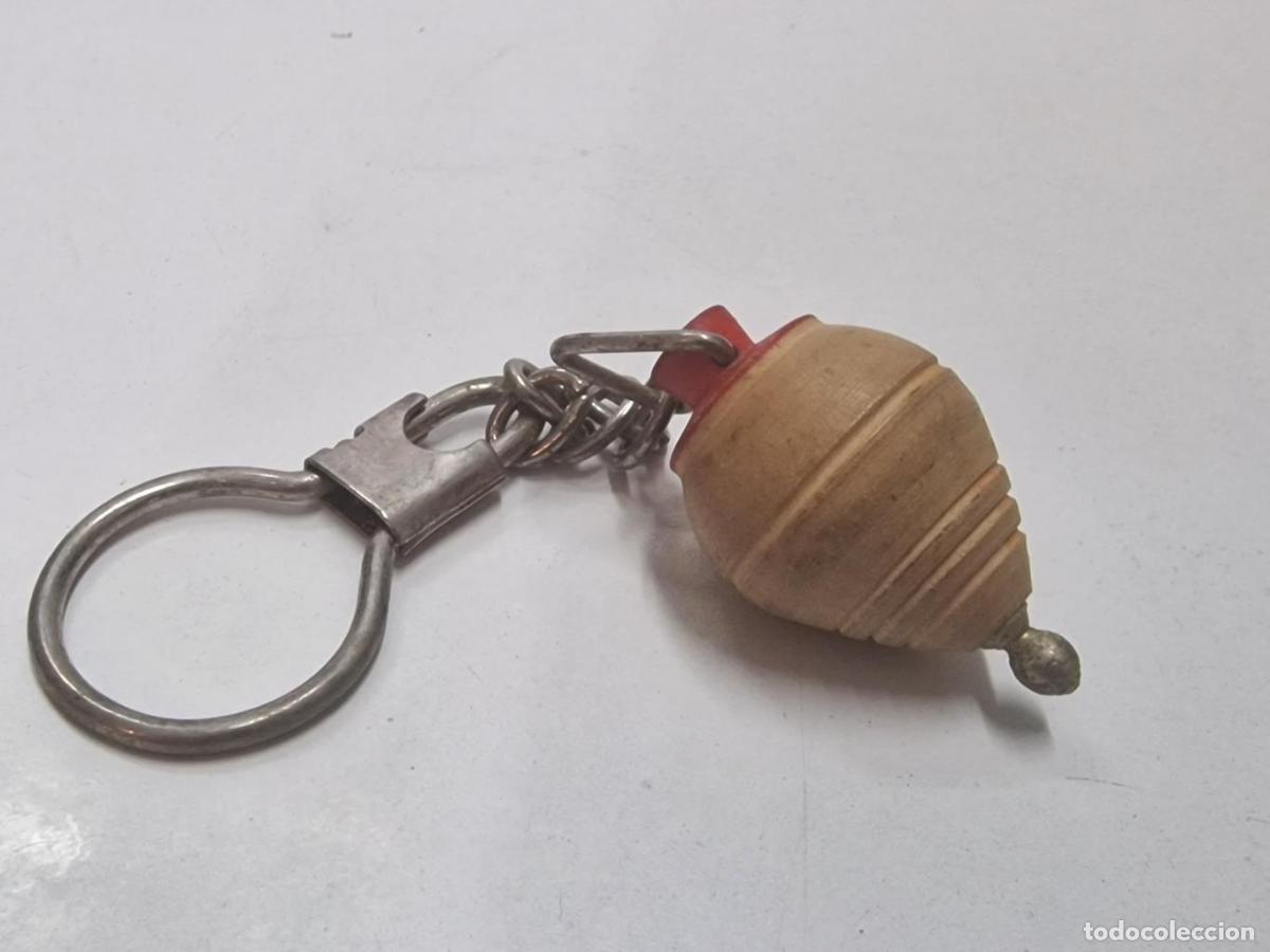 Collection of Keychains: Llavero: Peonza de madera