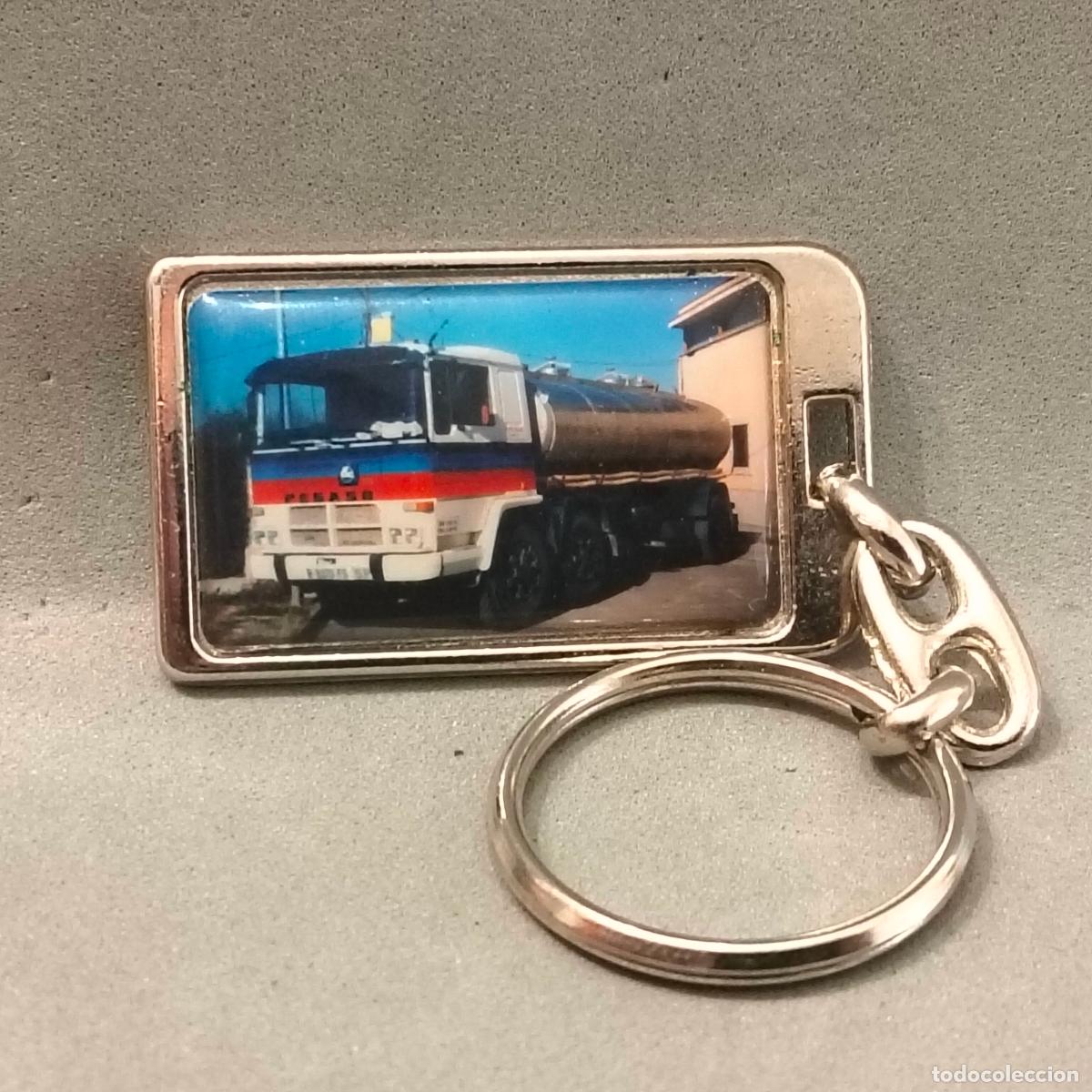 Coleccionismo de llaveros: Antiguo llavero de un PEGASO 1080, cami&oacute;n cisterna 3 ejes