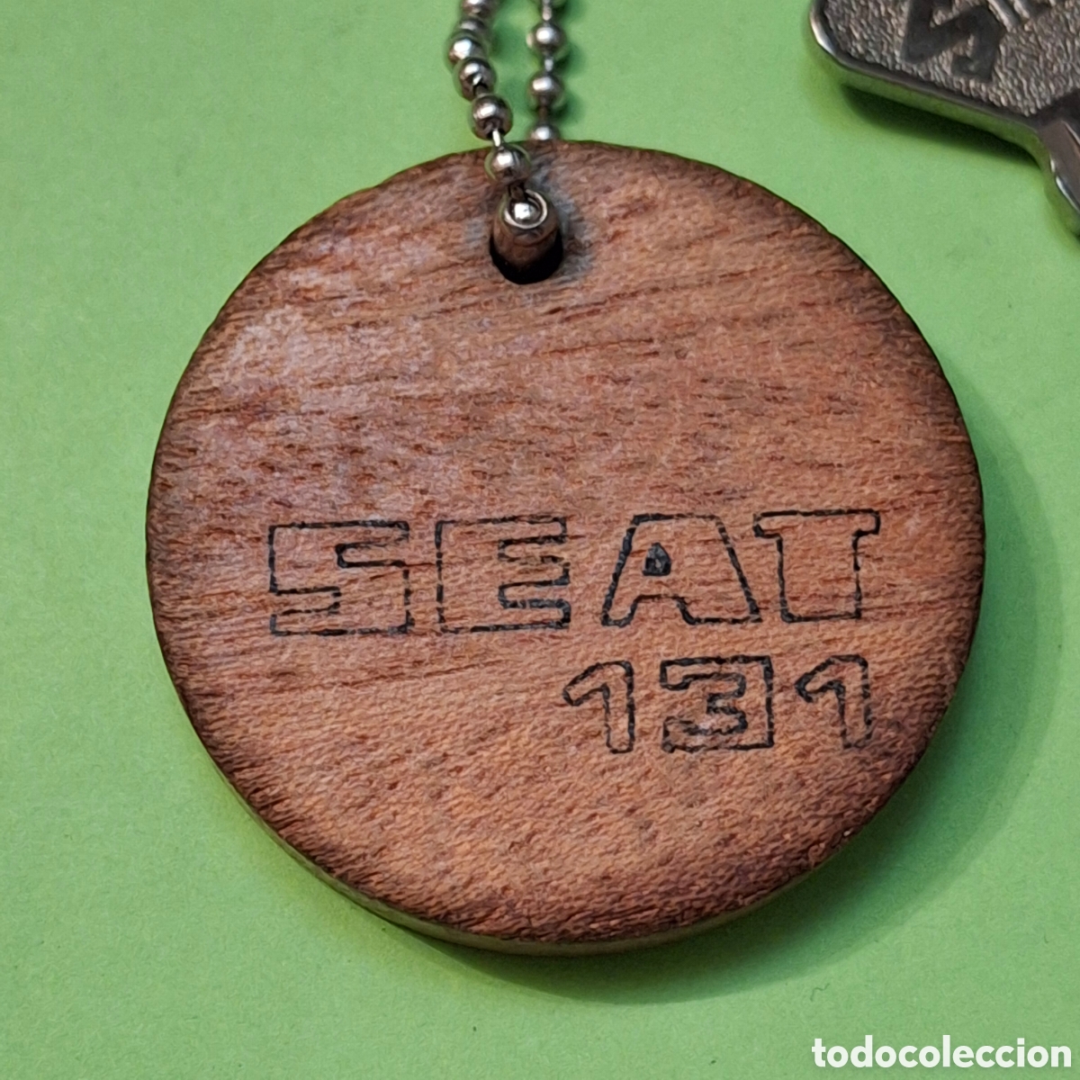 Coleccionismo de llaveros: SEAT 131 - LLAVERO ANTIGUO DE MADERA - TEMATICA MOTOR AUTOMOVIL COCHE