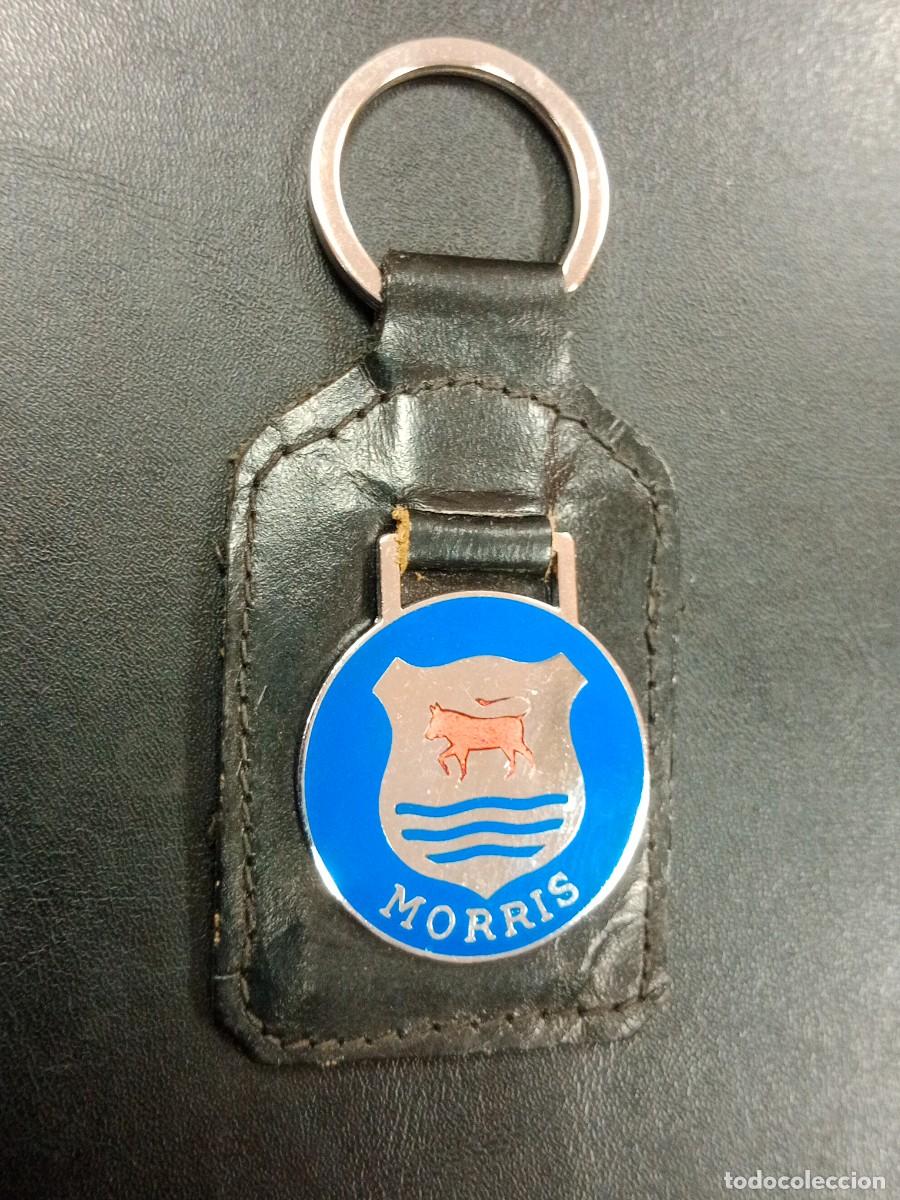 Collection of Keychains: ANTIGUO LLAVERO A&Ntilde;OS 70/80 - AUTOMOVILES MORRIS - ESMALTE SOBRE ACERO - GALLETA DE CUERO