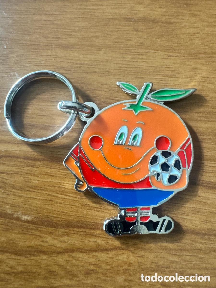 Coleccionismo de llaveros: Llavero con la mascota del Mundial 82, Naranjito, jugando al f&uacute;tbol.