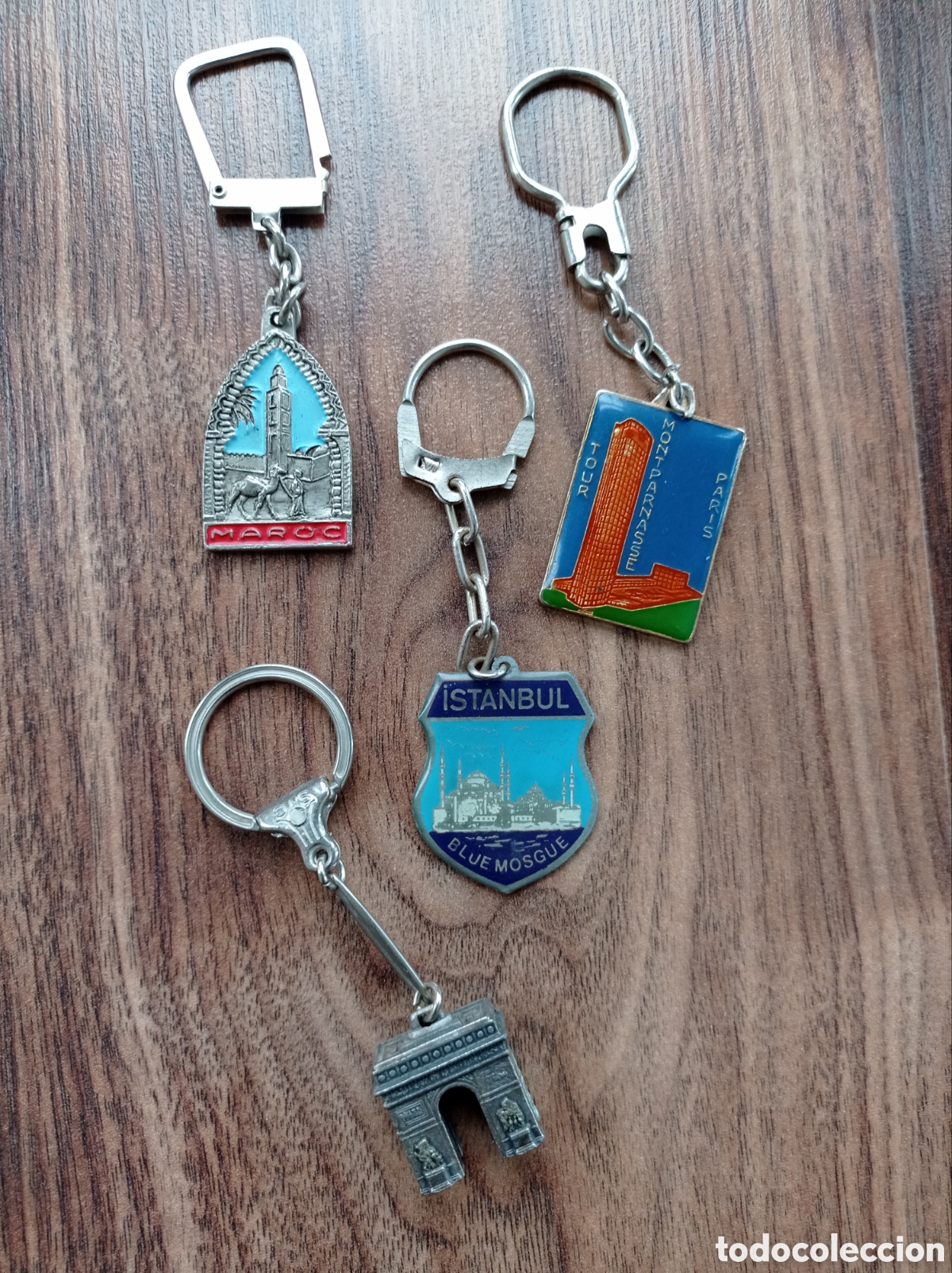 Coleccionismo de llaveros: Lote de cuatro llaveros souvenirs extranjeros