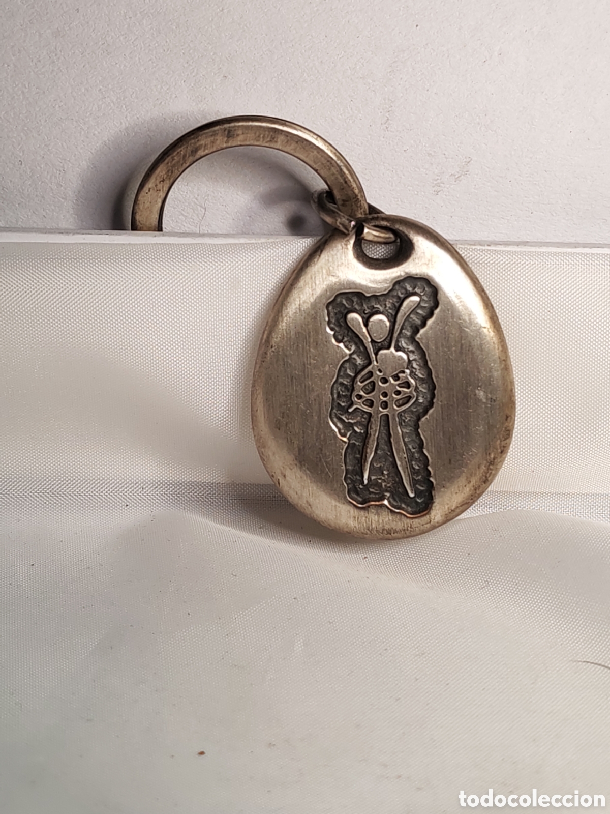 Coleccionismo de llaveros: Llavero metalico con figura grabada estilo arte rupestre. (CL)