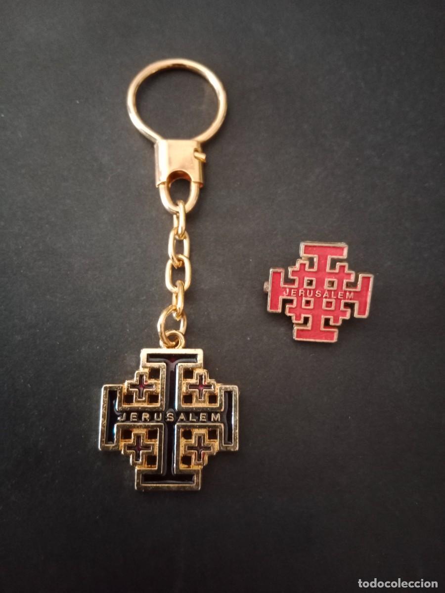 Coleccionismo de llaveros: LLAVERO + PIN / INSIGNIA DE LA CRUZ DE JERUSALEN / JERUSALEM