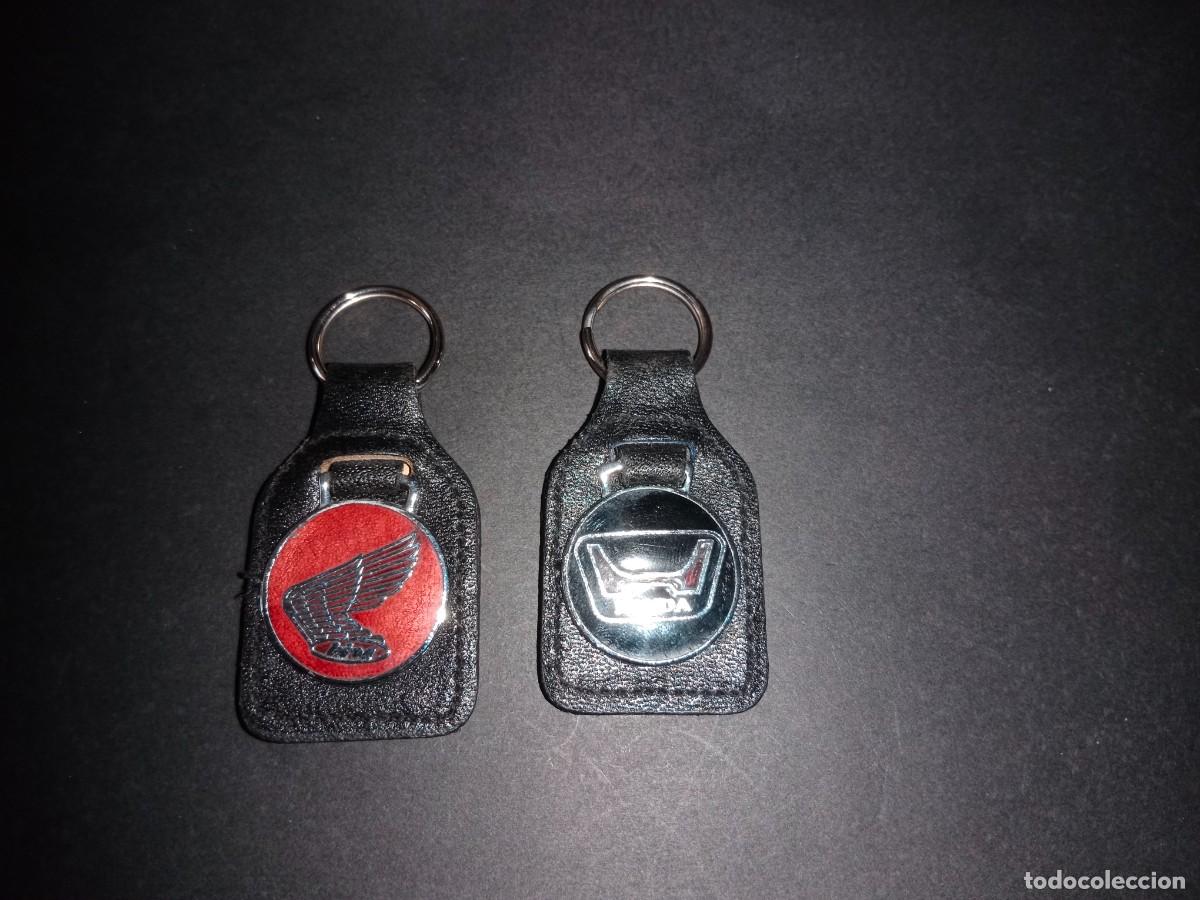Coleccionismo de llaveros: 2 LLAVEROS HONDA - MEDALLA ESMALTADA Y GALLETA DE CUERO