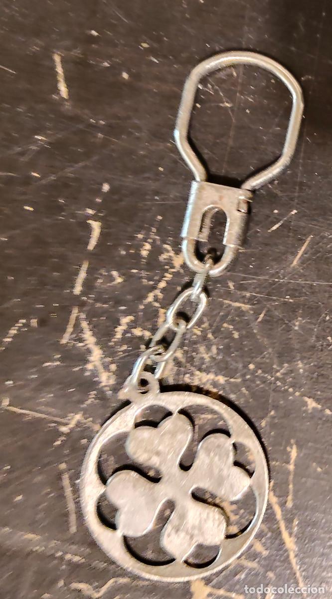 Coleccionismo de llaveros: llavero de metal con un dise&ntilde;o de tr&eacute;bol cuatro hojas - asociado con la marca automotriz Alfa Romeo