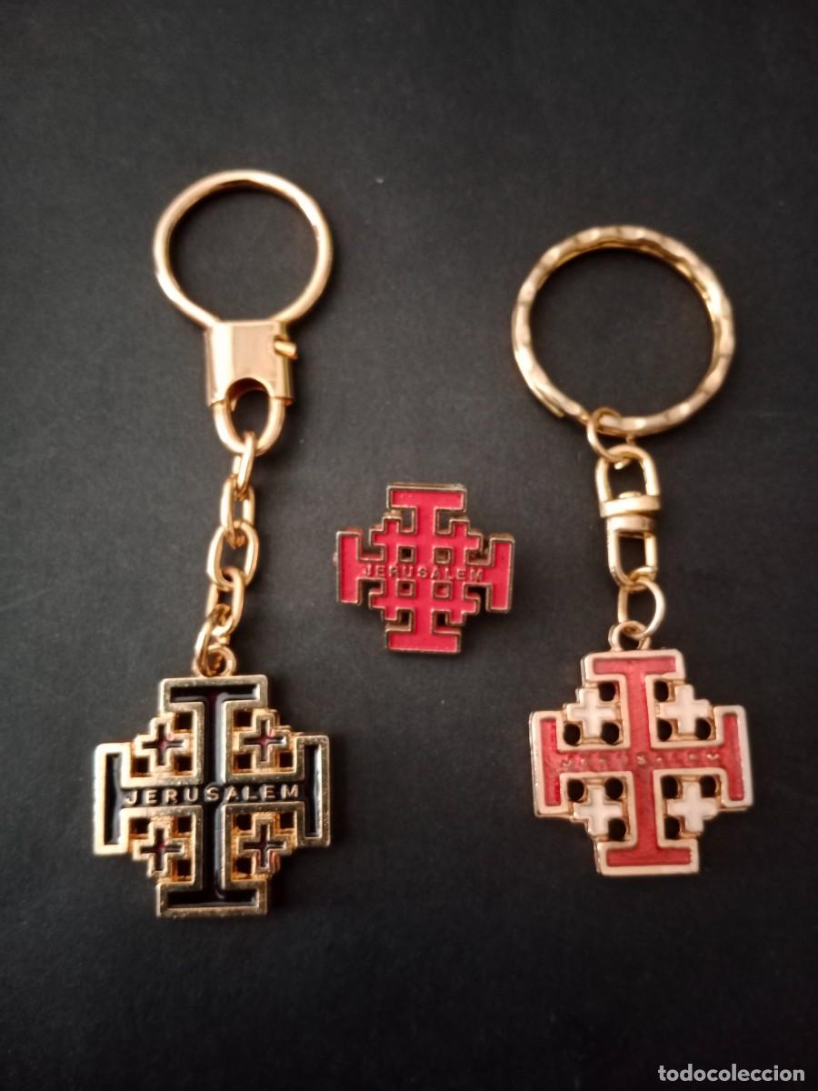 Coleccionismo de llaveros: 2 LLAVEROS + PIN / INSIGNIA DE LA CRUZ DE JERUSALEN / JERUSALEM