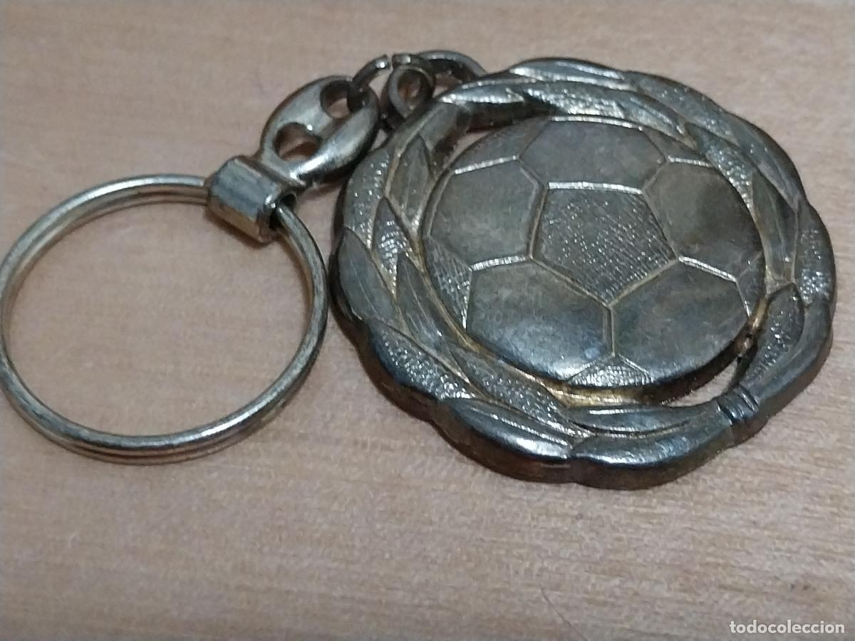 Coleccionismo de llaveros: EL TEJAR ESCUELA FUTBOL 05 06 LLAVERO METAL DORADO 4.56CMS