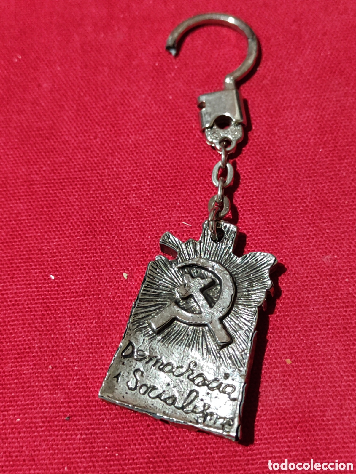 Coleccionismo de llaveros: Muy dif&iacute;cil llavero PSUC DEMOCRACIA SOCIALISME para reparar