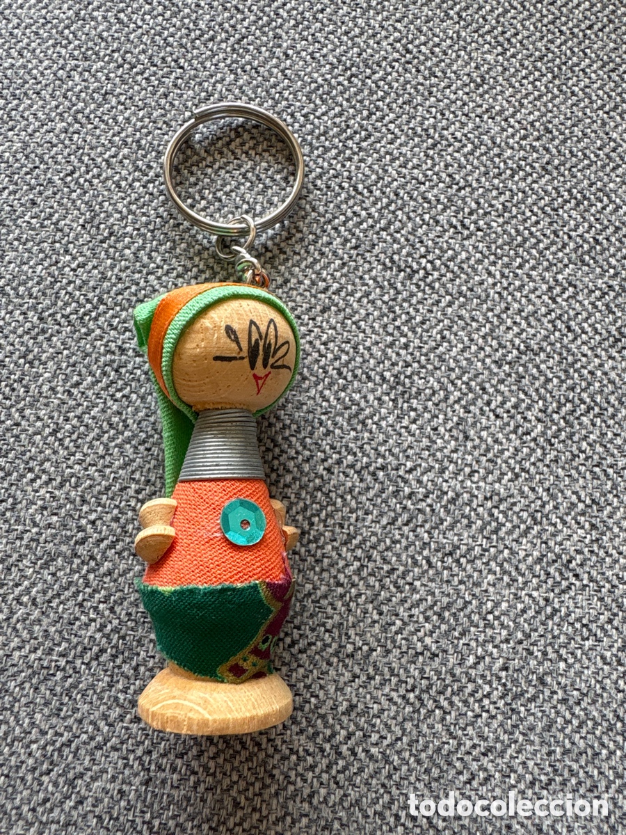 Coleccionismo de llaveros: Llavero madera. Mujer Jirafa. ASM