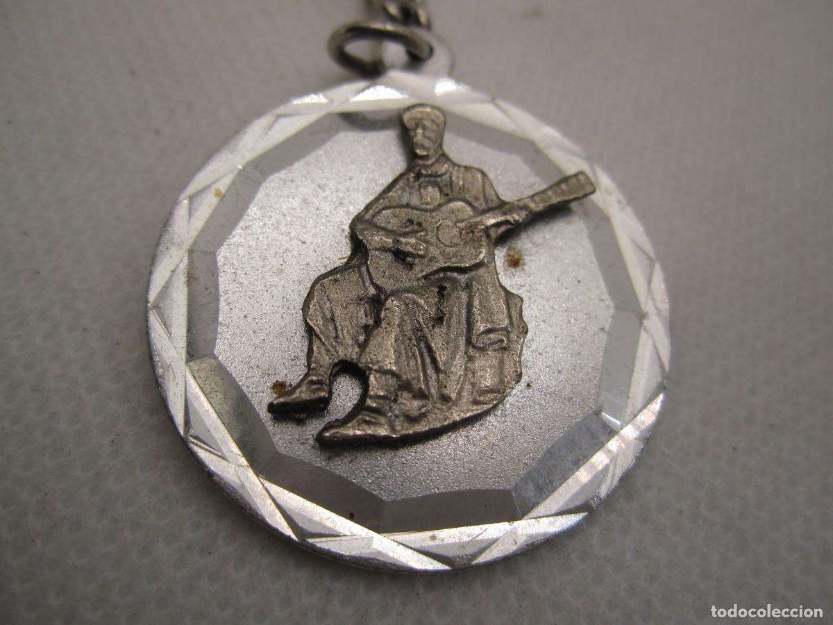 Coleccionismo de llaveros: llavero hombre tocando guitarra