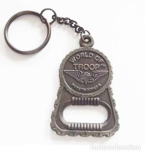 Coleccionismo de llaveros: LLAVERO ABRIDOR DE CHAPAS DE BOTELLAS - WORLD OF TROOP - PARATROOPERS ( PARACAIDISTAS ) ABREBOTELLAS