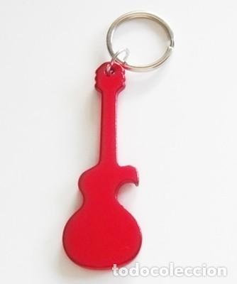 Coleccionismo de llaveros: LLAVERO ABRIDOR DE BOTELLAS CON CHAPA - FORMA DE GUITARRA EL&Eacute;CTRICA O BAJO - ROJO ABREBOTELLAS METAL