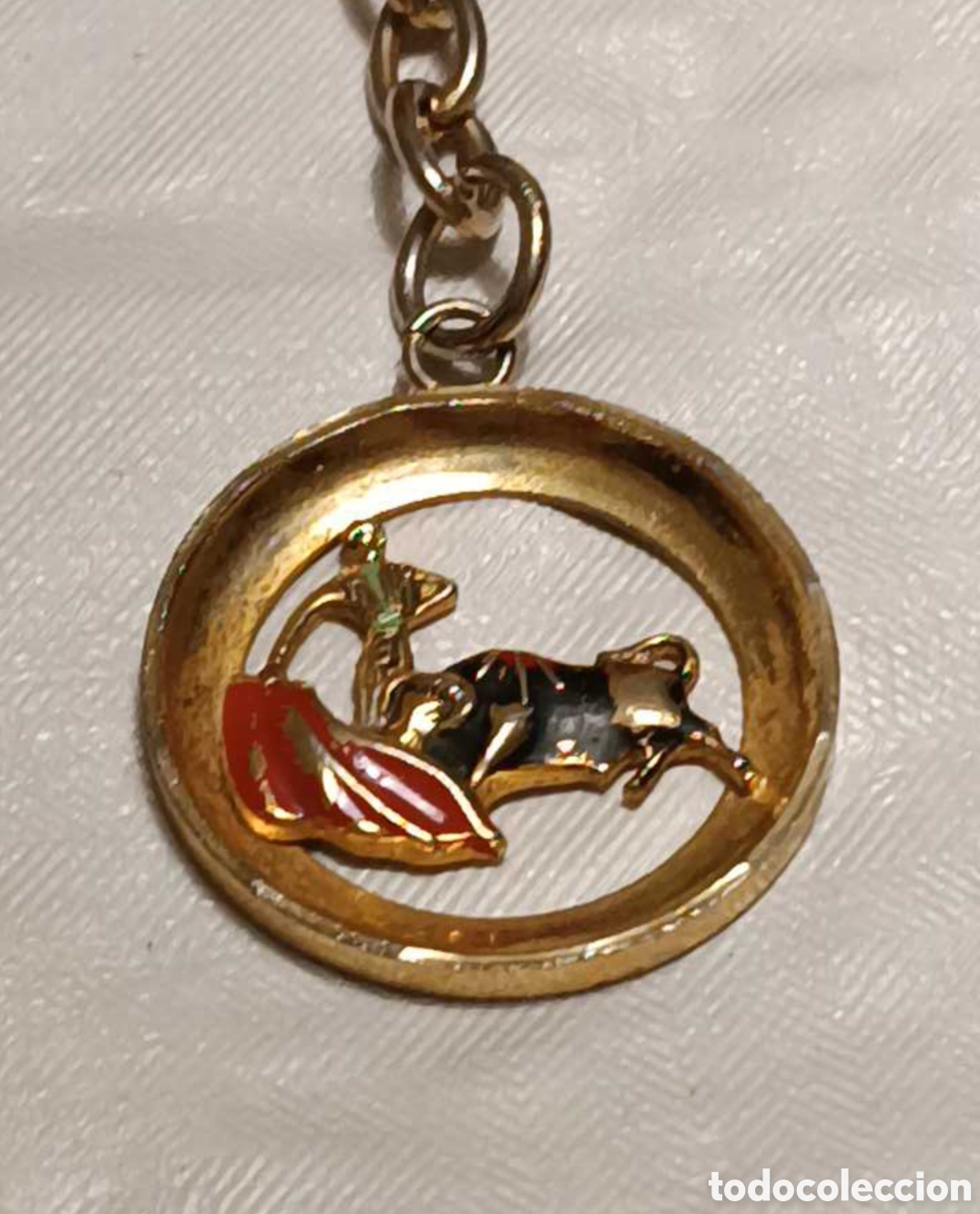 Colecionismo de porta-chaves: Llavero TORO y TORERO, escena taurina, en metal dorado.