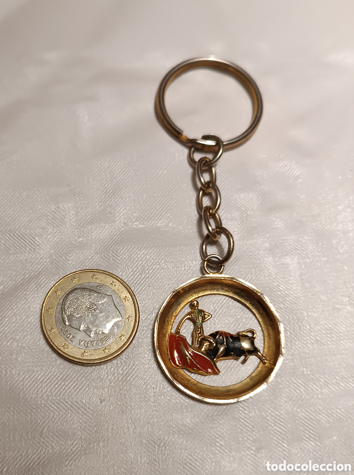 Coleccionismo de llaveros: Llavero TORO y TORERO, escena taurina, en metal dorado.