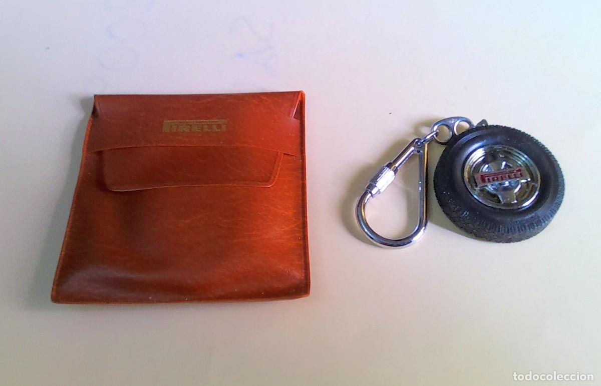 Coleccionismo de llaveros: Llavero publicitario vintage PIRELLI &mdash; Miniatura neum&aacute;tico con funda original &mdash; A&ntilde;os 1980-1990