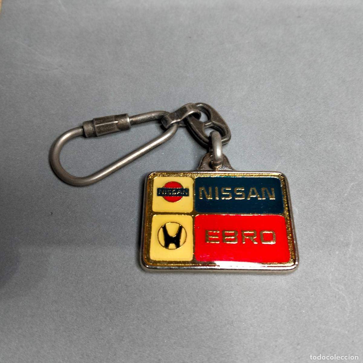 Coleccionismo de llaveros: Antiguo llavero de veh&iacute;culos comerciales NISSAN y EBRO