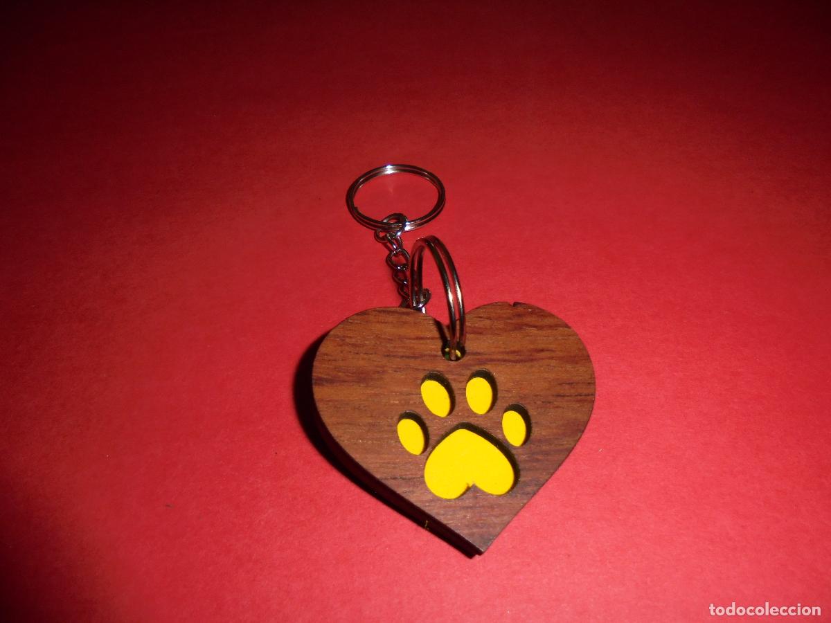 Coleccionismo de llaveros: HUELLA DE PERRO AMARILLA EN MADERA DE PALOSANTO - PINTADO Y ACABADO A MANO - REGALO ORIGINAL