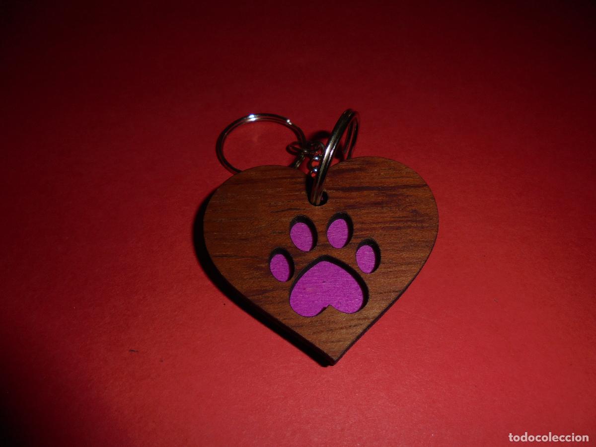 Coleccionismo de llaveros: HUELLA DE PERRO MORADO EN MADERA DE PALOSANTO - PINTADO Y ACABADO A MANO - REGALO ORIGINAL