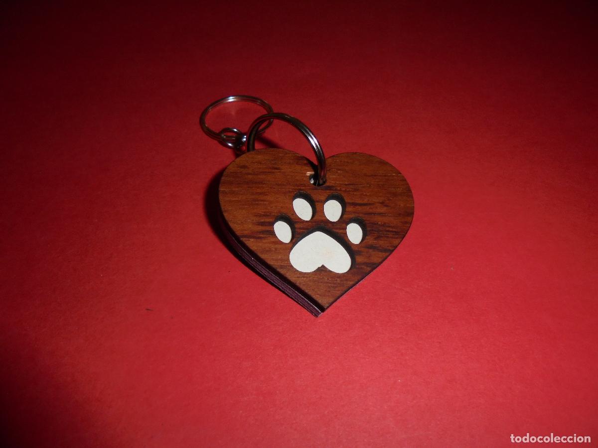 Coleccionismo de llaveros: HUELLA DE PERRO BLANCA EN MADERA DE PALOSANTO - PINTADO Y ACABADO A MANO - REGALO ORIGINAL