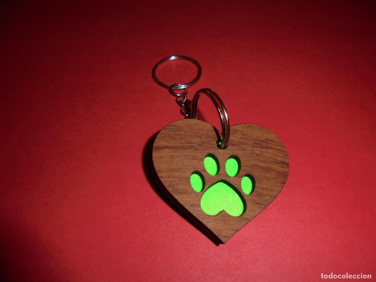 Coleccionismo de llaveros: HUELLA DE PERRO VERDE EN MADERA DE PALOSANTO - PINTADO Y ACABADO A MANO - REGALO ORIGINAL