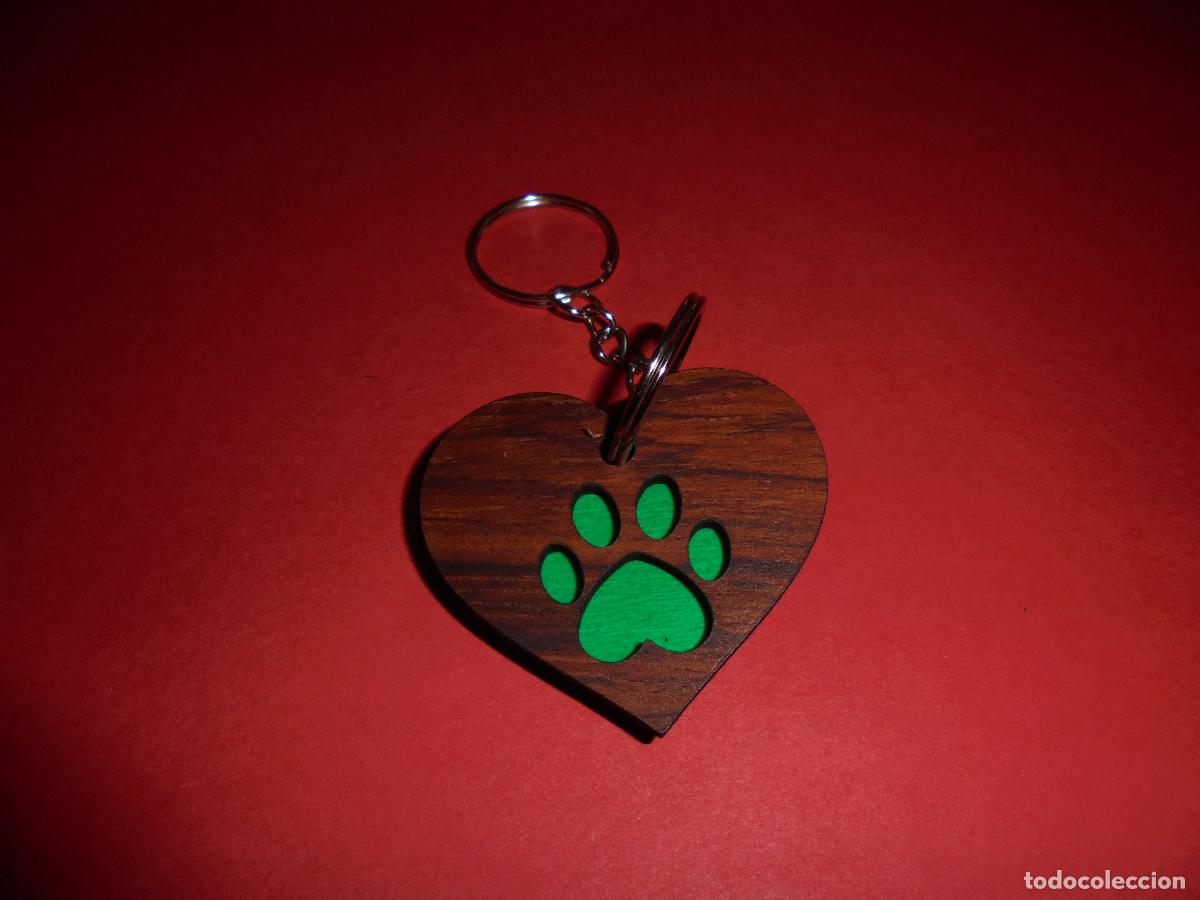 Coleccionismo de llaveros: HUELLA DE PERRO VERDE EN MADERA DE PALOSANTO - PINTADO Y ACABADO A MANO - REGALO ORIGINAL