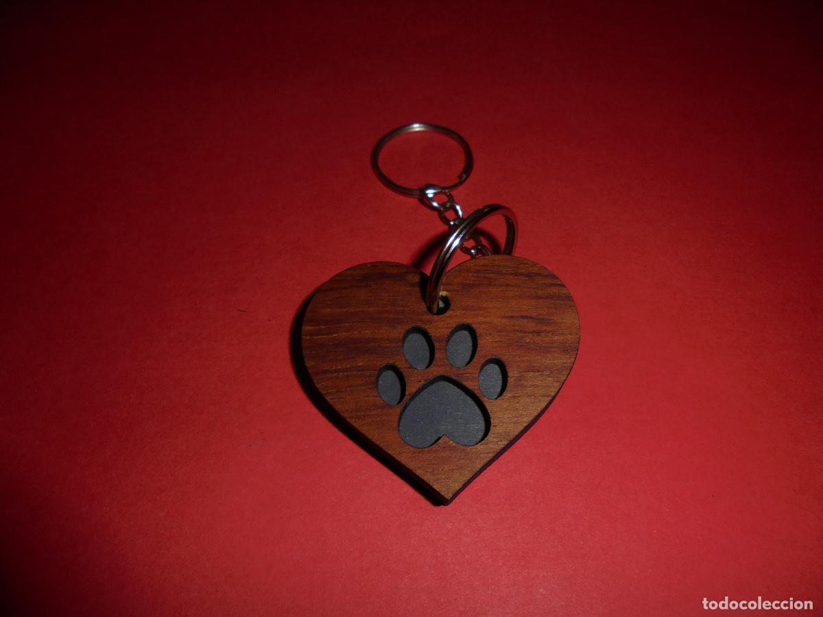 Coleccionismo de llaveros: HUELLA DE PERRO EN MADERA DE PALOSANTO - PINTADO Y ACABADO A MANO - REGALO ORIGINAL