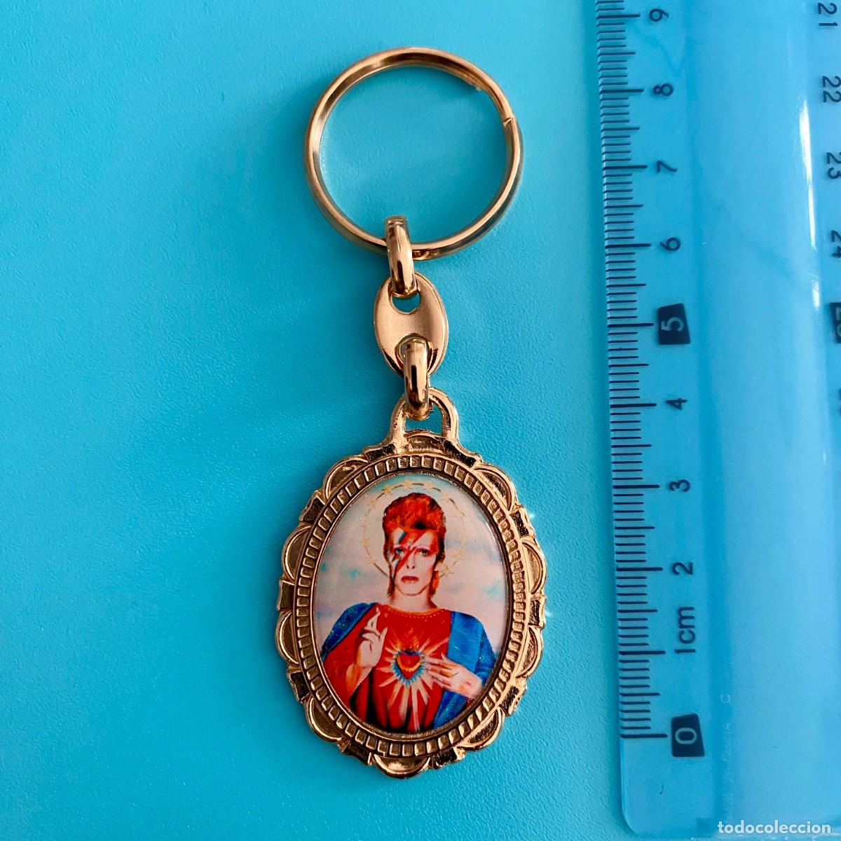 Coleccionismo de llaveros: LLAVERO METAL Y RESINA DAVID BOWIE DORADO ORNAMENTO KITSCH SANTO , NUEVO Y SIN USO