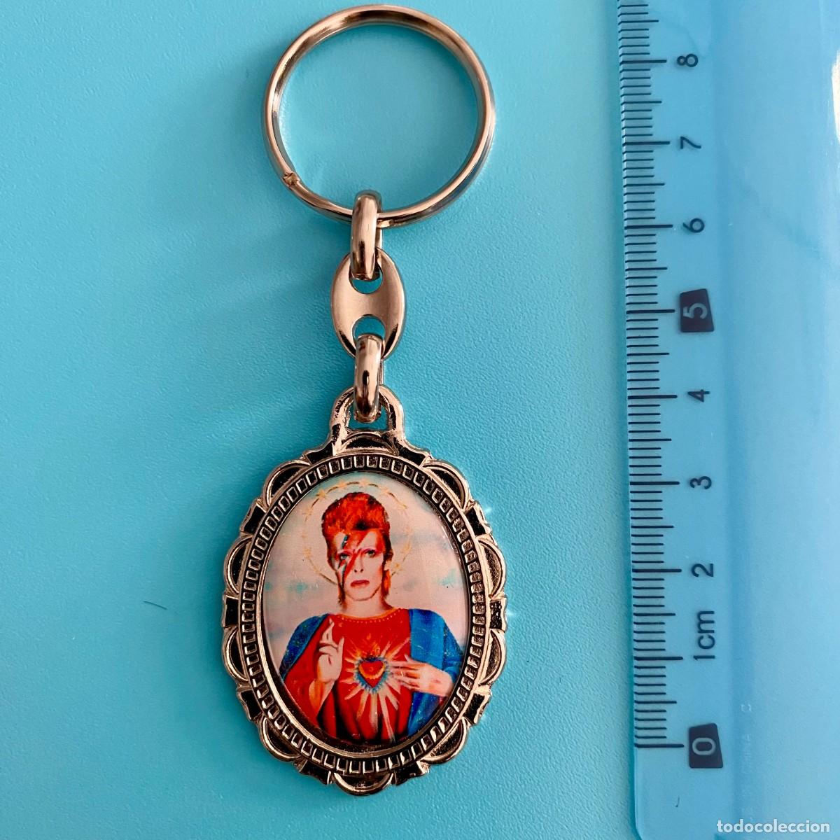 Coleccionismo de llaveros: LLAVERO METAL Y RESINA DAVID BOWIE CROMADO RORNAMENTO KITSCH SANTO , NUEVO Y SIN USO