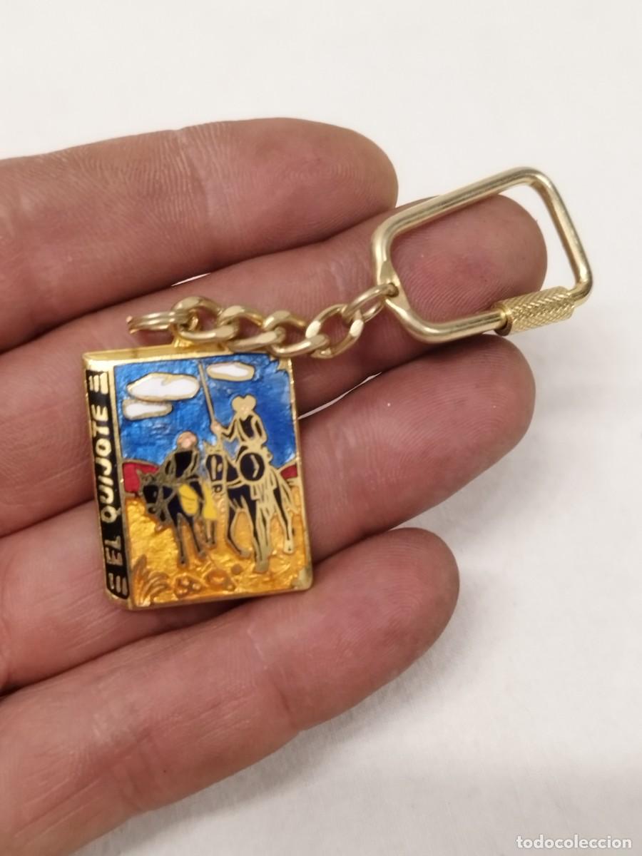 Coleccionismo de llaveros: Antiguo llavero en forma de libro, el Quijote.