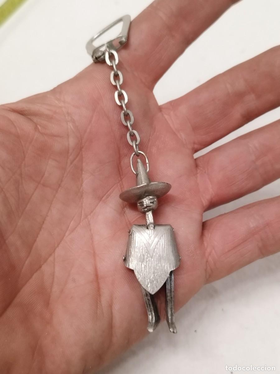 Coleccionismo de llaveros: Antiguo llavero de un mexicano, hecho en metal artesanal. Articulado.