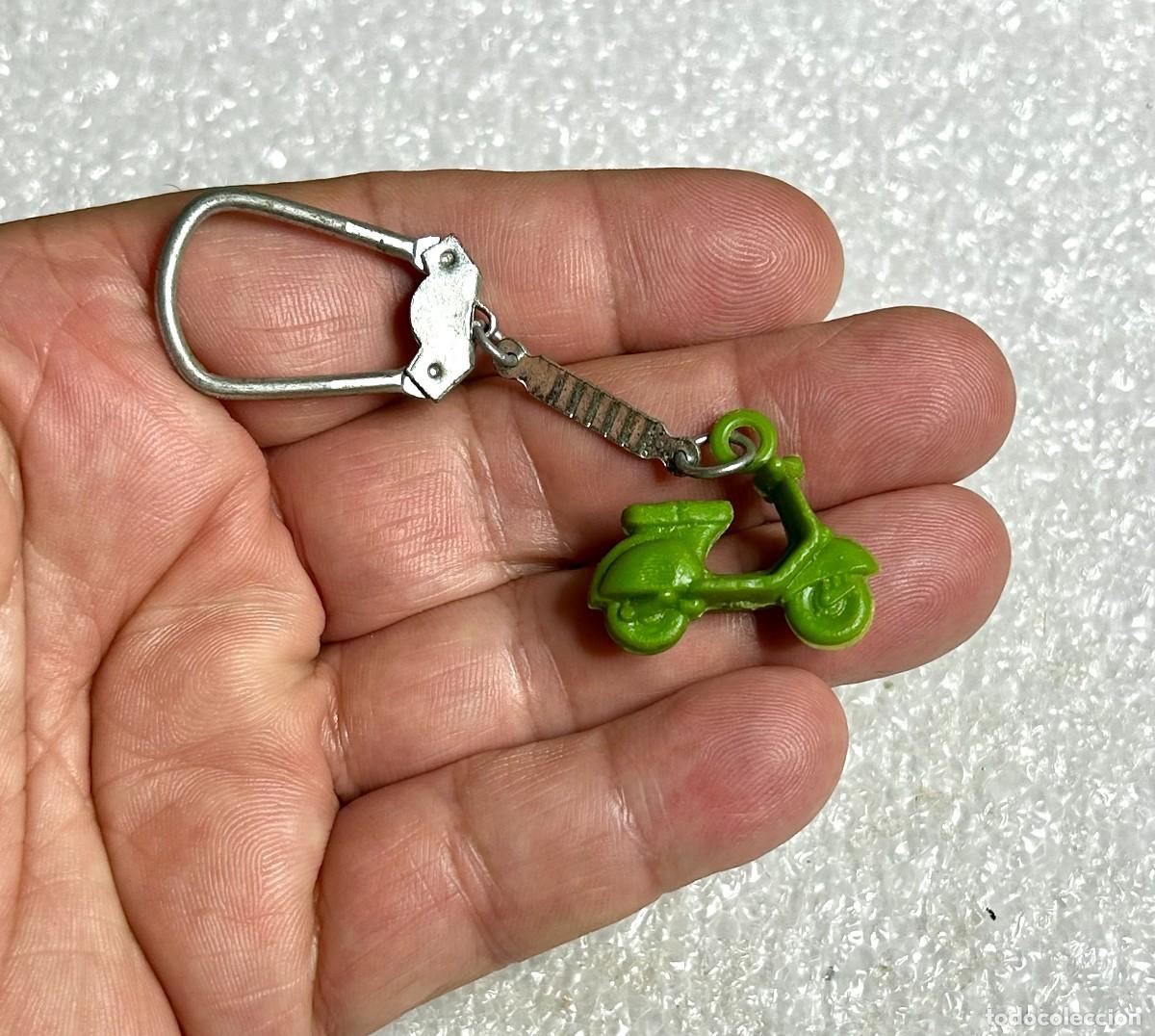 Coleccionismo de llaveros: 3778.Antiguo llavero vintage que tiene como colgante moto Vespa de pl&aacute;stico de color verde