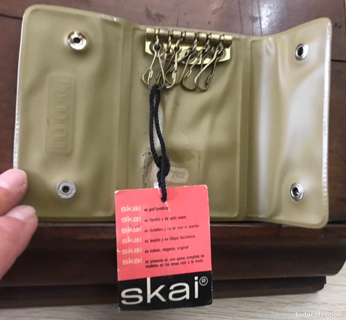 Coleccionismo de llaveros: LLavero de la marca SKAI - A&ntilde;os 60/70 - Sin estrenar, con etiqueta - Mide:10,5 cm x 6,5 cm x 1,5 cm