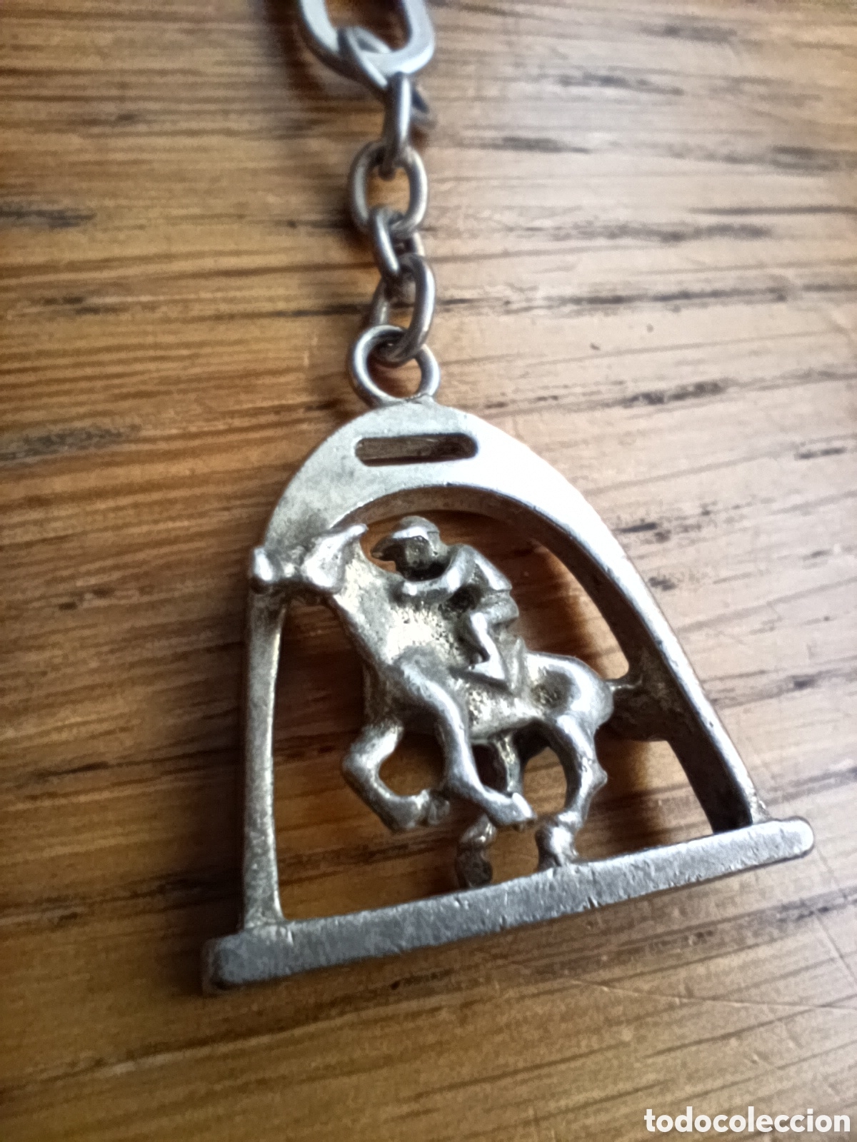 Coleccionismo de llaveros: Antiguo Llavero de Plata Maciza - Motivo Ecuestre: Estribo con Jinete y Caballo (10,5g)