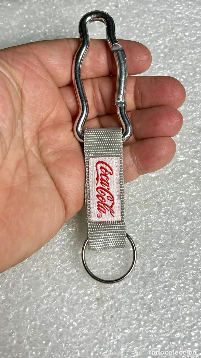 Coleccionismo de llaveros: 3841.Llavero de Coca-Cola con un mosquet&oacute;n met&aacute;lico con la silueta de la ic&oacute;nica botella