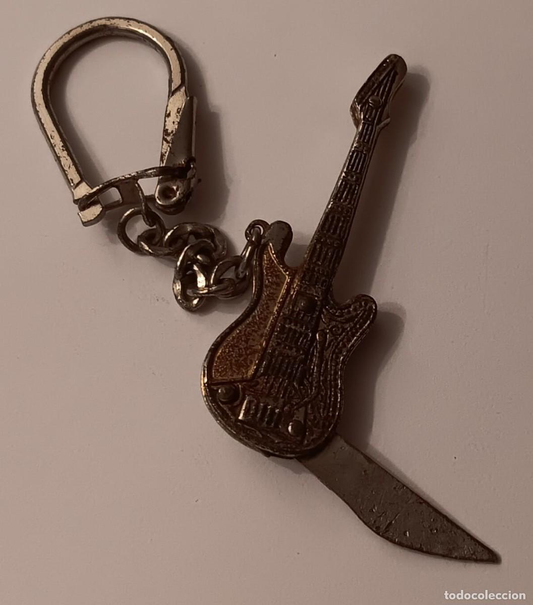 Coleccionismo de llaveros: ANTIGUO LLAVERO GUITARRA ELECTRICA NAVAJA A&Ntilde;OS 80