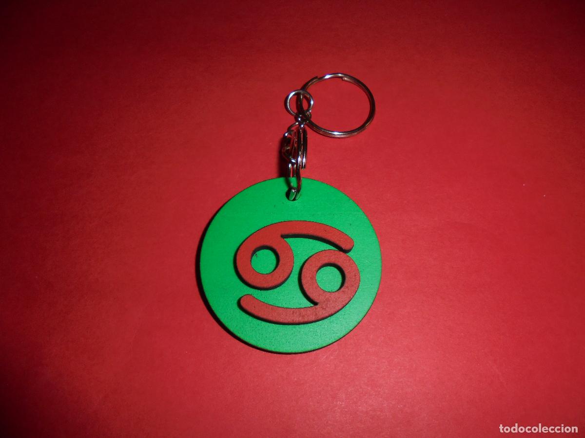 Coleccionismo de llaveros: LLAVERO SIGNO ZODIACAL CANCER EN MADERA BASE VERDE - HECHO A MANO - ZODIACO