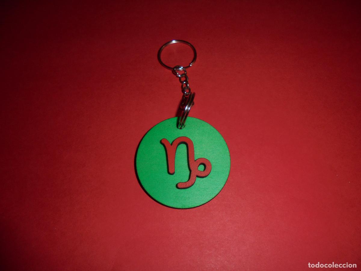 Coleccionismo de llaveros: LLAVERO SIGNO ZODIACAL CAPRICORNIO EN MADERA BASE VERDE - HECHO A MANO - ZODIACO