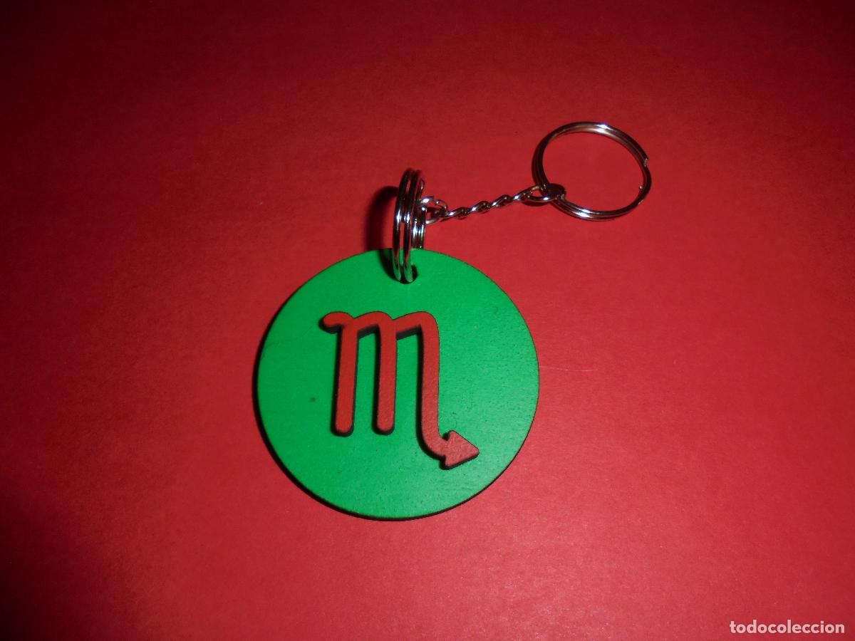 Coleccionismo de llaveros: LLAVERO SIGNO ZODIACAL ESCORPIO EN MADERA BASE VERDE - HECHO A MANO - ZODIACO