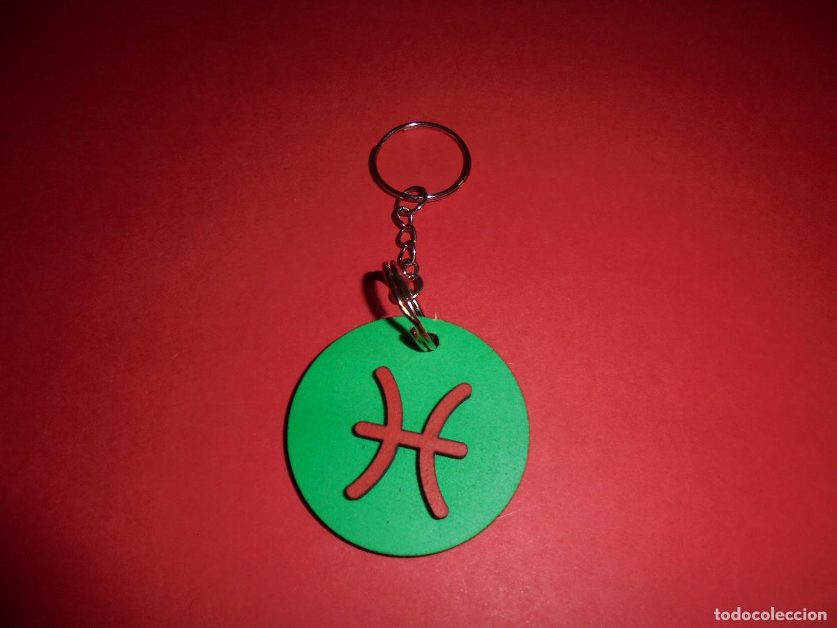 Coleccionismo de llaveros: LLAVERO SIGNO ZODIACAL PISCIS EN MADERA BASE VERDE - HECHO A MANO - ZODIACO
