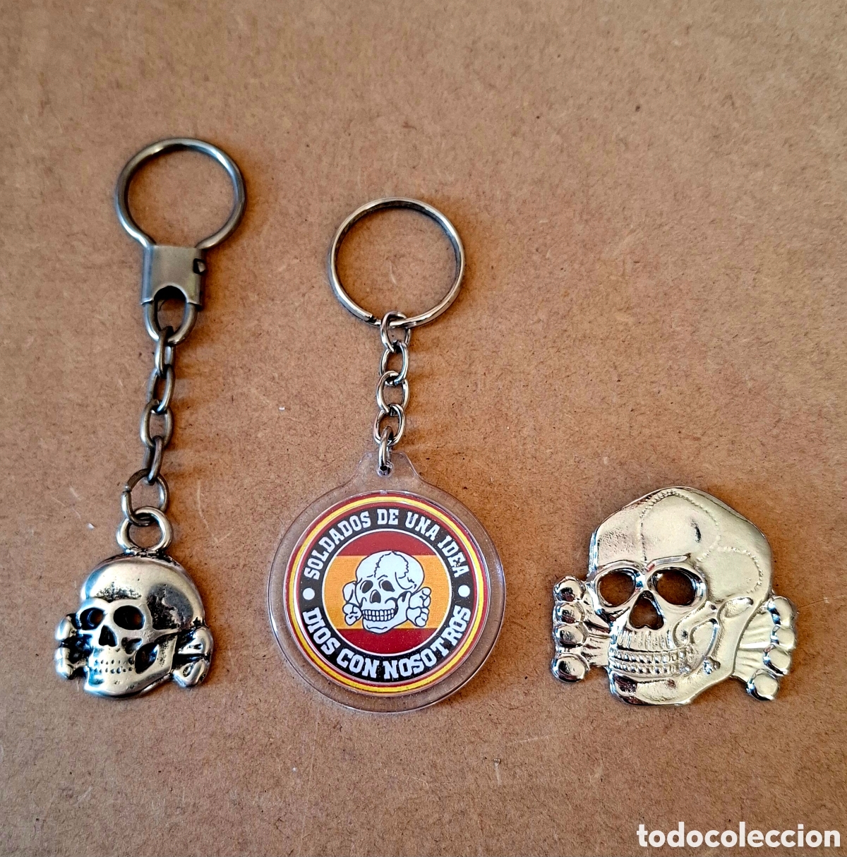 Coleccionismo de llaveros: Lote una insignia y 2 llaveros Totenkopf militar nazi SS tercer reich waffen 1939 calavera ultra