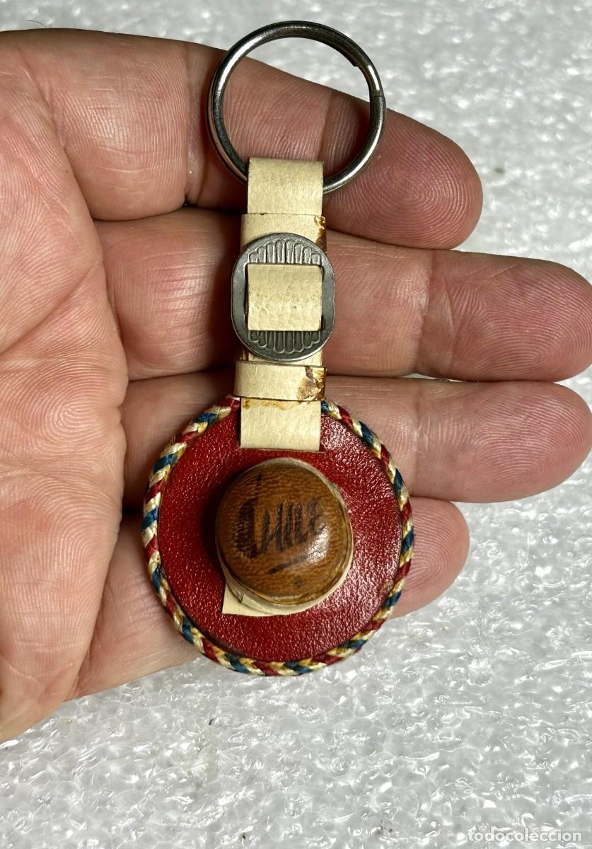 Coleccionismo de llaveros: 3847.Antiguo llavero artesanal de cuero con forma de sombrero de huaso chileno