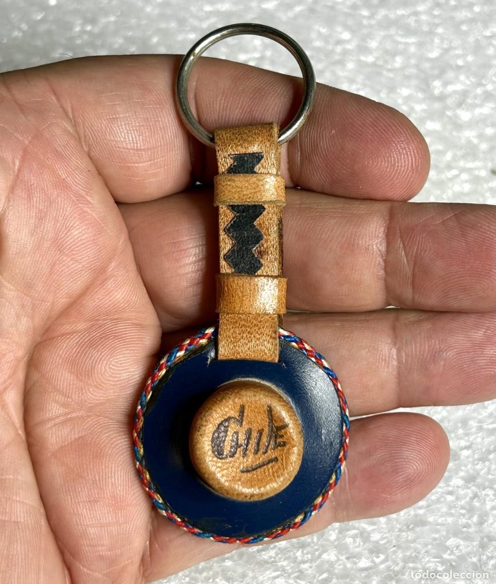 Coleccionismo de llaveros: 3848.Antiguo llavero artesanal de cuero con forma de sombrero de huaso chileno