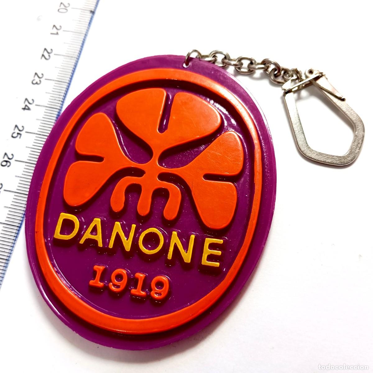 Coleccionismo de llaveros: ⚜️ C008. Danone 1919. Gran llavero vintage, a&ntilde;os 80. PVC termoformado + metal. Bifaz